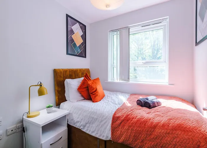 דירה Stunning Townhouse In Salford, Free Parking, Pool Table, Table Tennis, 4bedrooms מנצ'סטר