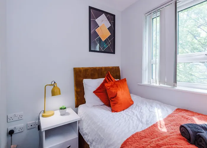 Stunning Townhouse In Salford, Free Parking, Pool Table, Table Tennis, 4bedrooms דירה מנצ'סטר