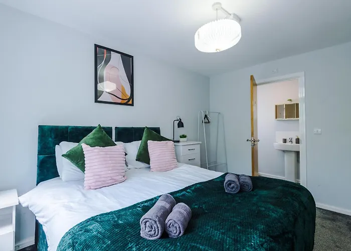 Stunning Townhouse In Salford, Free Parking, Pool Table, Table Tennis, 4bedrooms דירה *