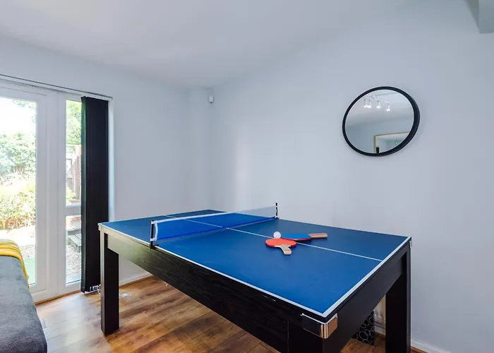 Stunning Townhouse In Salford, Free Parking, Pool Table, Table Tennis, 4bedrooms דירה