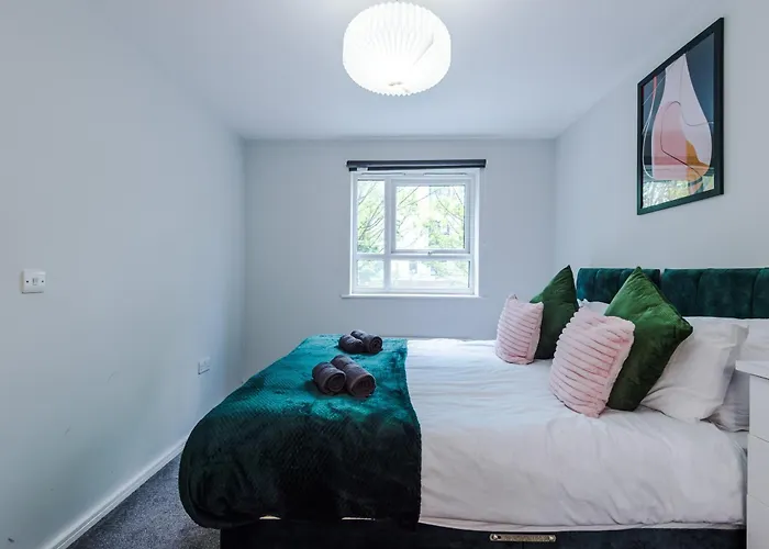 Stunning Townhouse In Salford, Free Parking, Pool Table, Table Tennis, 4bedrooms דירה מנצ'סטר