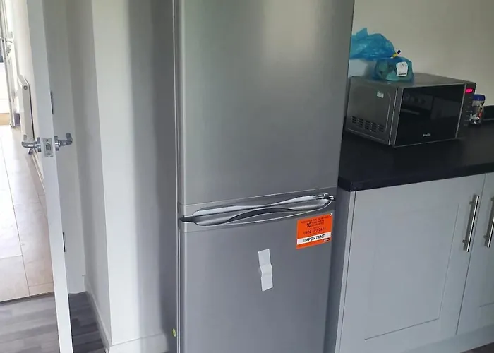 4 Bedroom Tameside Greater Sleeps 8