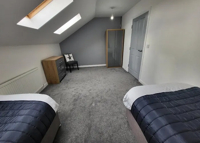 Дом отдыха 4 Bedroom Tameside Greater Sleeps 8 *
