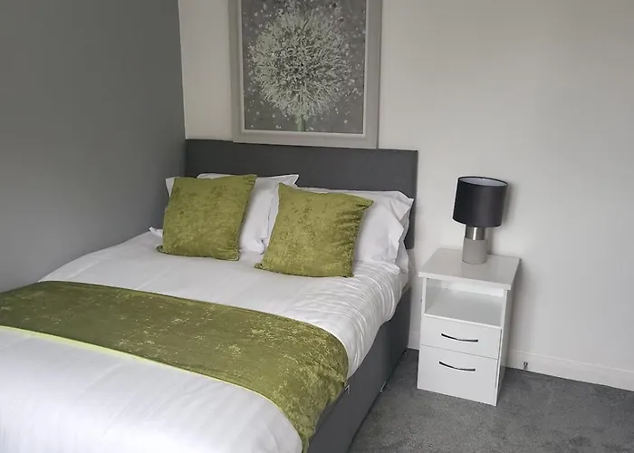 4 Bedroom Tameside Greater Sleeps 8 Manchester
