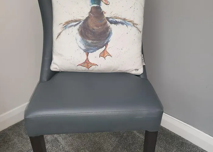 4 Bedroom Tameside Greater Sleeps 8