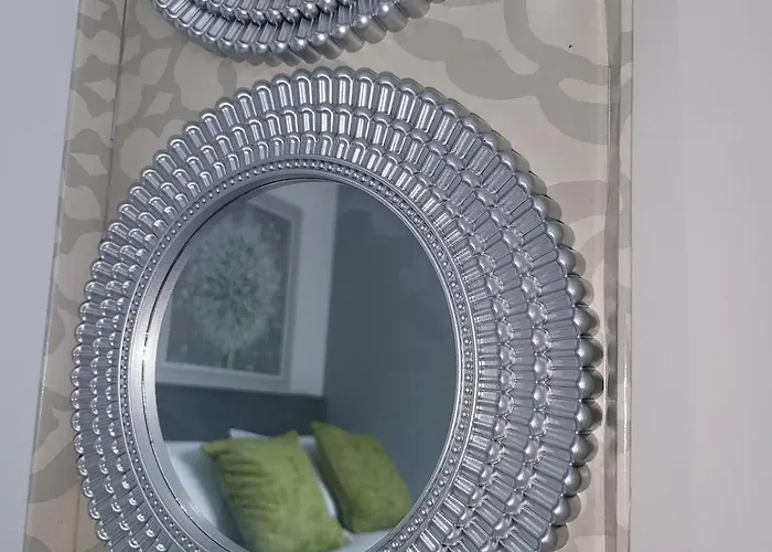 Dom wakacyjny 4 Bedroom Tameside Greater Sleeps 8 *