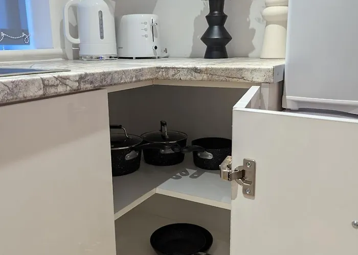 Newly Furnished Near Centre *