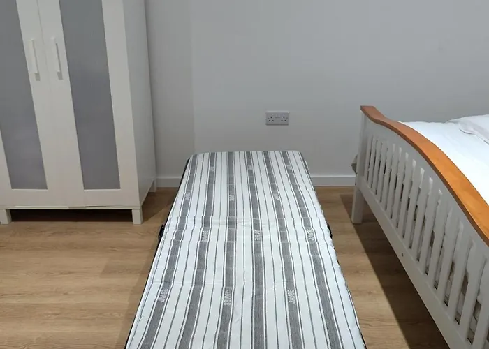 Newly Furnished Near Centre *