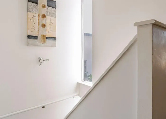 Comfortable 3-storey House With Free Car Parking *