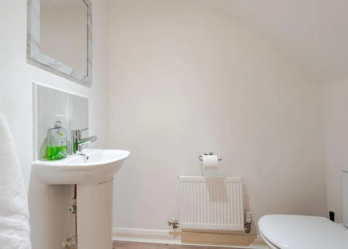 Semesterbostad Comfortable 3-storey House With Free Car Parking *