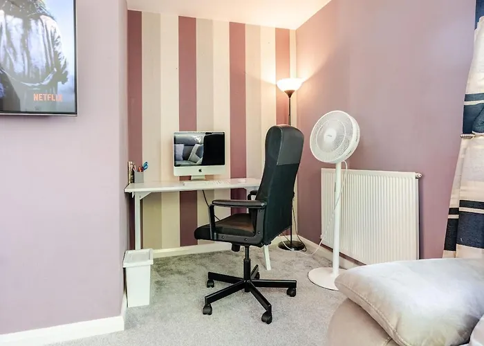 Tatil Evi Comfortable 3-storey House With Free Car Parking Manchester