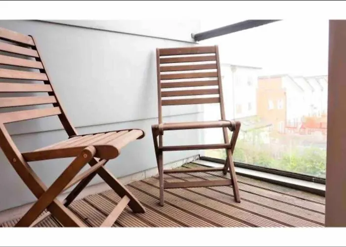 Comfortable 3-storey House With Free Car Parking *