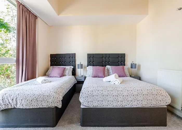 Comfortable 3-storey House With Free Car Parking Manchester