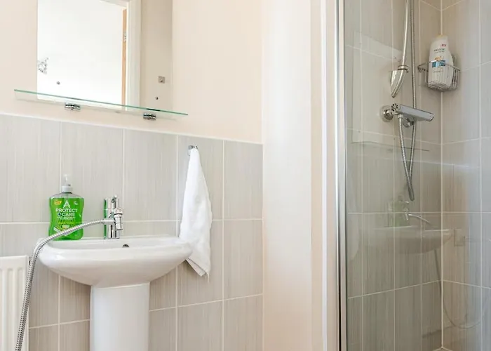 Comfortable 3-storey House With Free Car Parking Semesterbostad