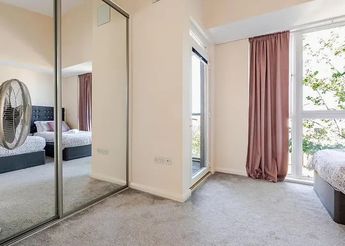 Comfortable 3-storey House With Free Car Parking *