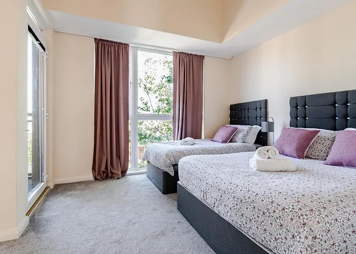 Comfortable 3-storey House With Free Car Parking Manchester