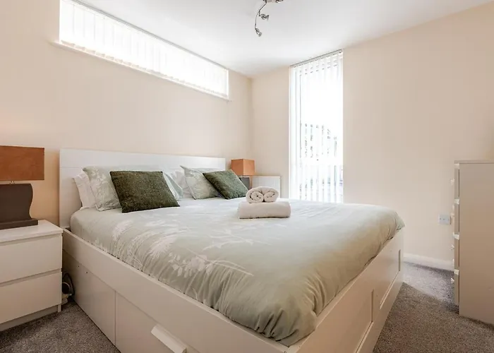 Tatil Evi Comfortable 3-storey House With Free Car Parking Manchester