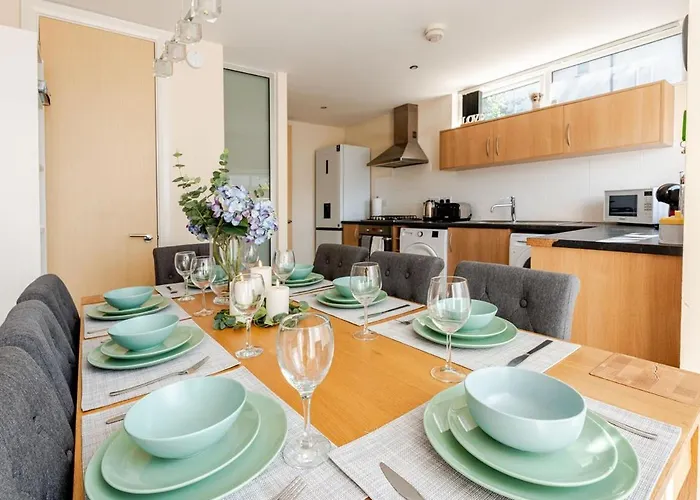 Tatil Evi Comfortable 3-storey House With Free Car Parking Manchester