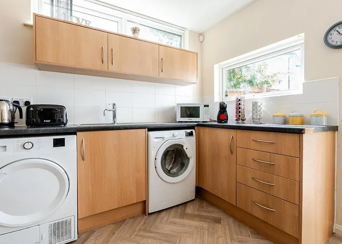 Comfortable 3-storey House With Free Car Parking 펜션