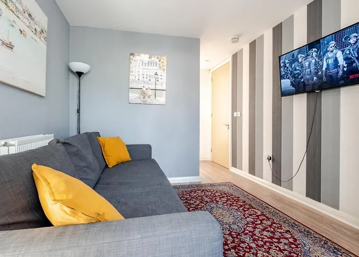 Comfortable 3-storey House With Free Car Parking Semesterbostad