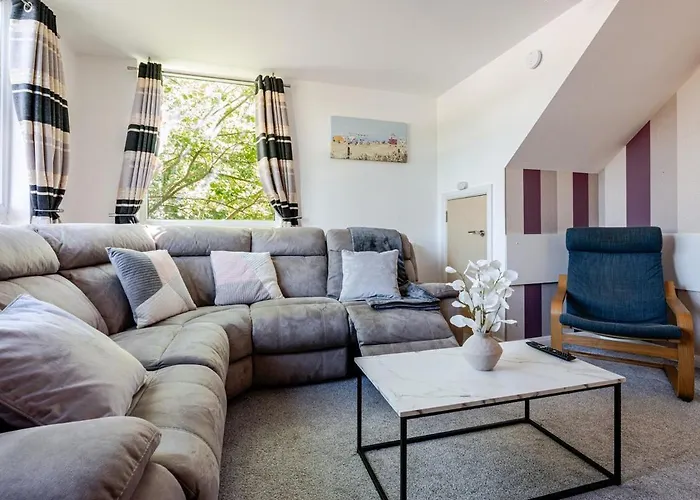 펜션 Comfortable 3-storey House With Free Car Parking *