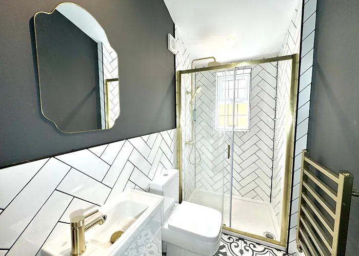 Bright 5 Bedroom House In Didsbury, Casa de Férias