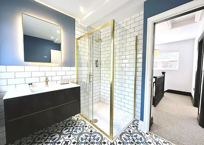 Bright 5 Bedroom House In Didsbury, Feriehus