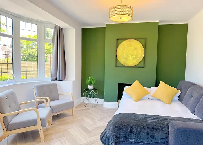 Bright 5 Bedroom House In Didsbury, Feriehus