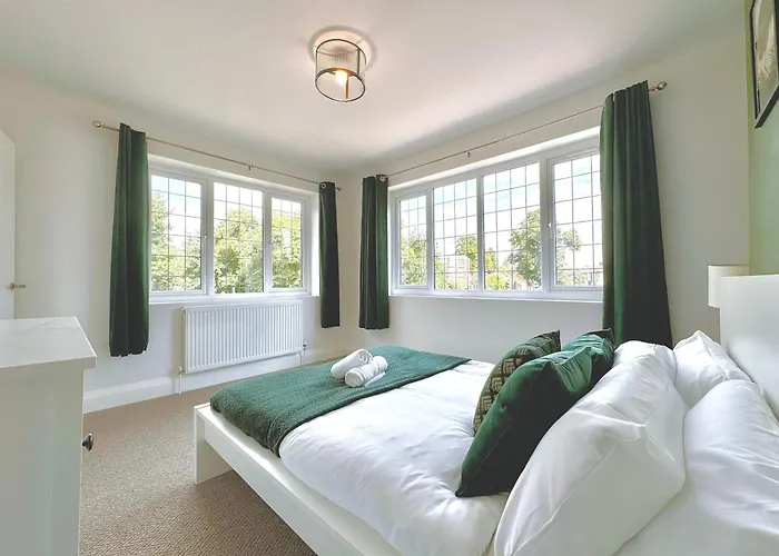 Holiday home Bright 5 Bedroom House In Didsbury,