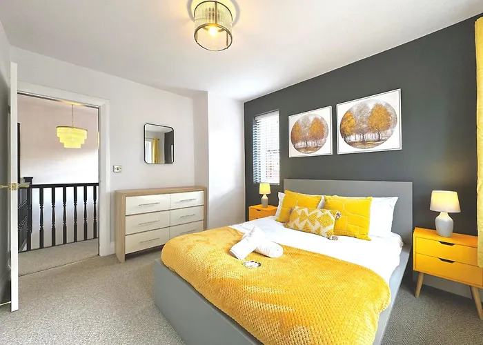 Holiday home Bright 5 Bedroom House In Didsbury, *