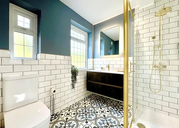 Bright 5 Bedroom House In Didsbury, *