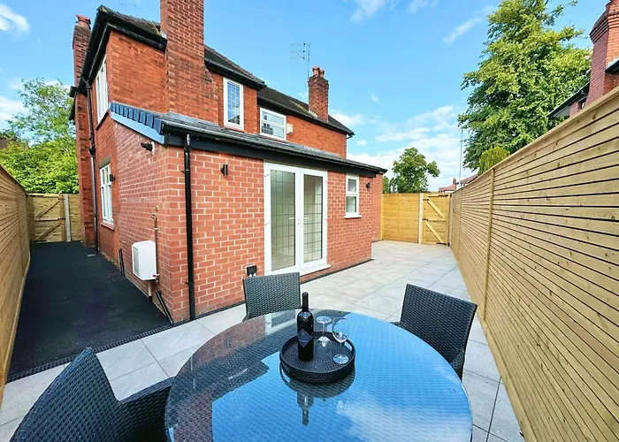Bright 5 Bedroom House In Didsbury,