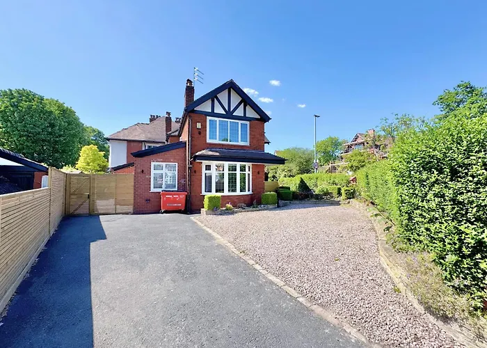 Bright 5 Bedroom House In Didsbury, Casa de Férias *