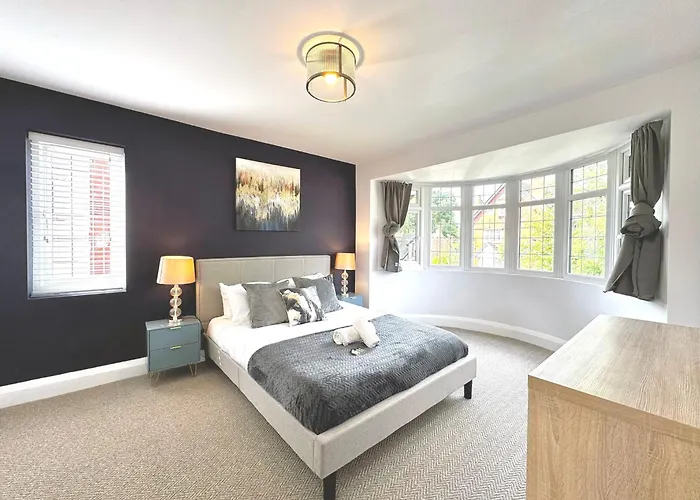 Bright 5 Bedroom House In Didsbury, *