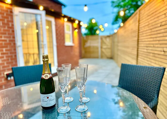 Bright 5 Bedroom House In Didsbury, *