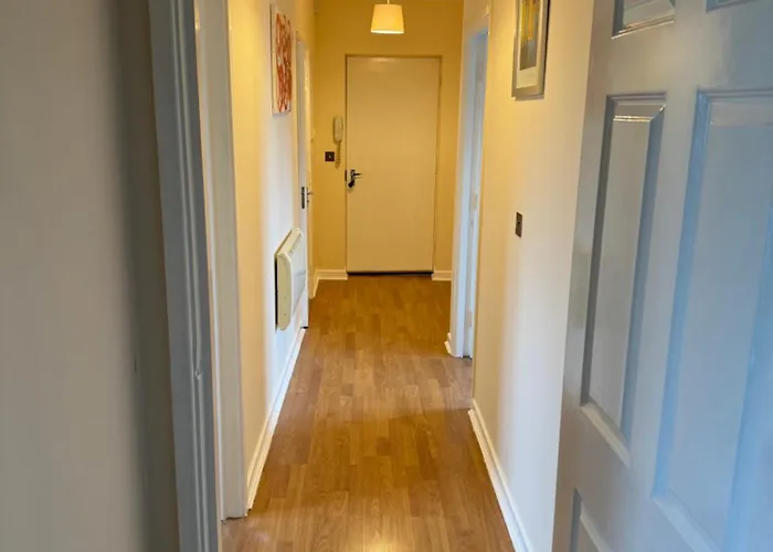 Modern, Quiet, Sleeps 10, Etihad, Coop Live, 아파트 *