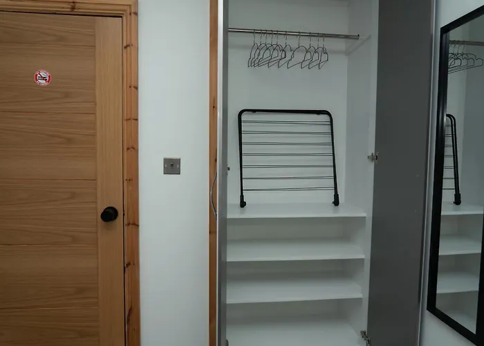 4 Bed Failsworth - 3 Bathrooms - Free Parking - Ideal For Contractors & Families - Free 1 Hr Early Check-in Or 1 Hr Late Check-out For 2 Night Bookings Until The End Of