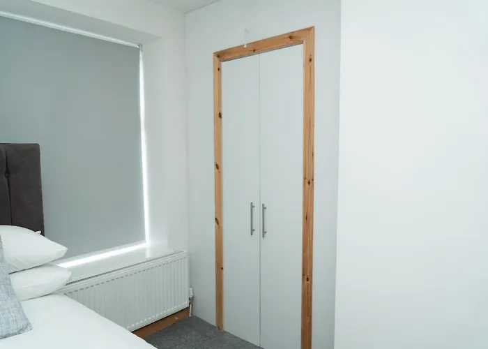 4 Bed Failsworth - 3 Bathrooms - Free Parking - Ideal For Contractors & Families - Free 1 Hr Early Check-in Or 1 Hr Late Check-out For 2 Night Bookings Until The End Of