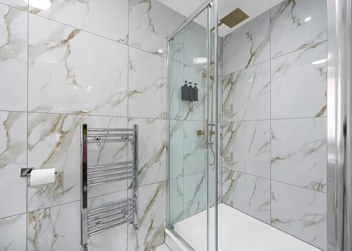 City Superhost 3-Bed House With Garden Free Parking Tatil Evi *