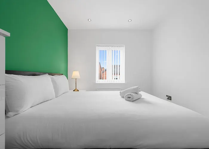 City Superhost 3-Bed House With Garden Free Parking Tatil Evi Manchester