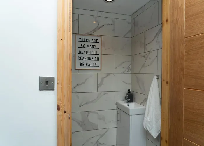 4 Bed Failsworth - 3 Bathrooms - Free Parking - Ideal For Contractors & Families Holiday home *