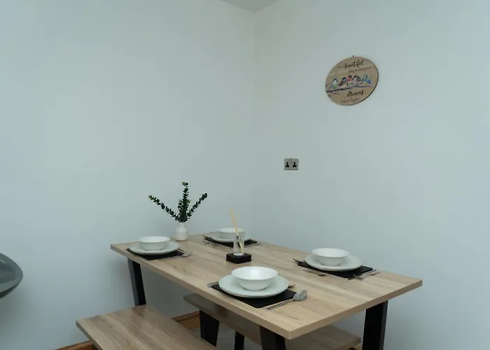 Holiday home 4 Bed Failsworth - 3 Bathrooms - Free Parking - Ideal For Contractors & Families *