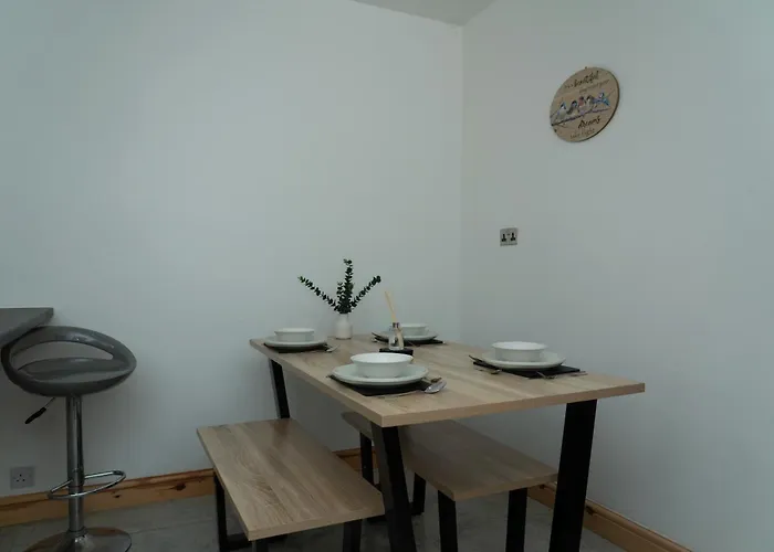 4 Bed Failsworth - 3 Bathrooms - Free Parking - Ideal For Contractors & Families