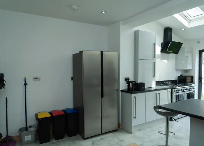 4 Bed Failsworth - 3 Bathrooms - Free Parking - Ideal For Contractors & Families - Free 1 Hr Early Check-in Or 1 Hr Late Check-out For 2 Night Bookings Until The End Of *