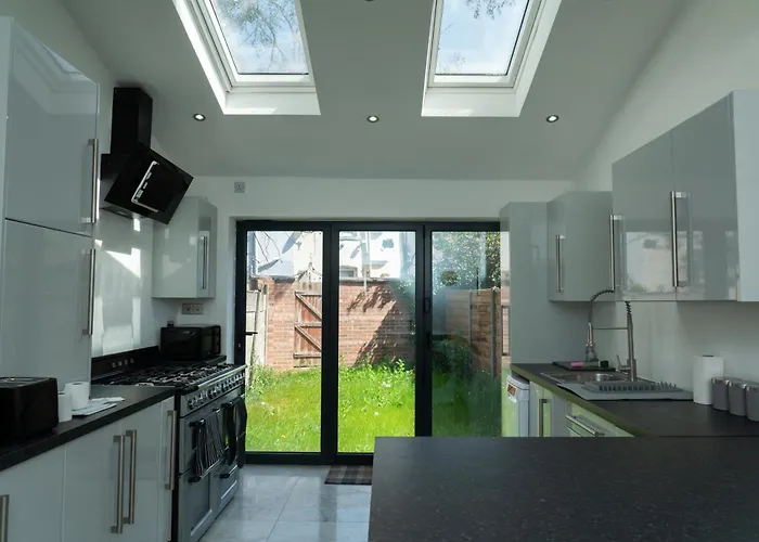 4 Bed Failsworth - 3 Bathrooms - Free Parking - Ideal For Contractors & Families Holiday home *