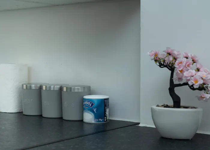 4 Bed Failsworth - 3 Bathrooms - Free Parking - Ideal For Contractors & Families Tatil Evi