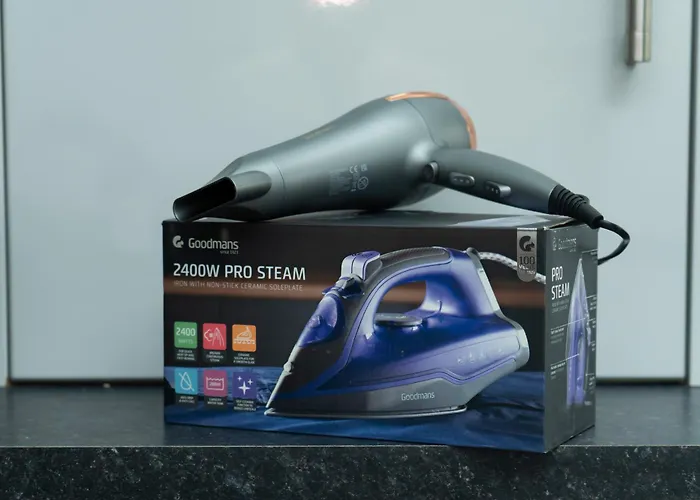 4 Bed Failsworth - 3 Bathrooms - Free Parking - Ideal For Contractors & Families Holiday home *