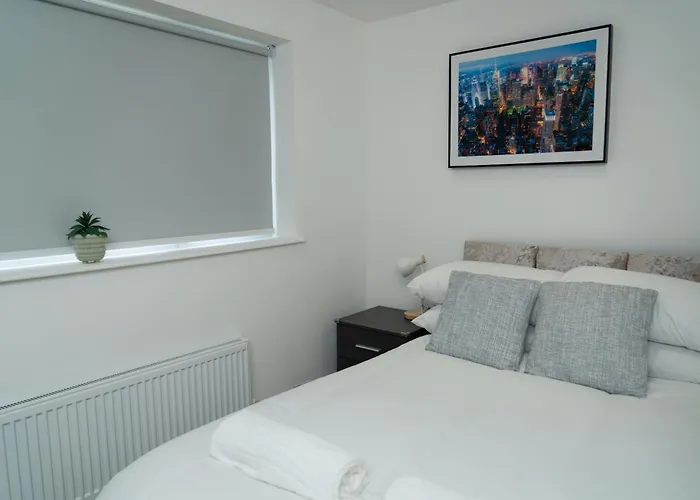 4 Bed Failsworth - 3 Bathrooms - Free Parking - Ideal For Contractors & Families * Manchester