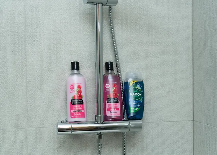 4 Bed Failsworth - 3 Bathrooms - Free Parking - Ideal For Contractors & Families