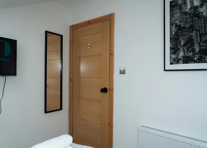 4 Bed Failsworth - 3 Bathrooms - Free Parking - Ideal For Contractors & Families Holiday home *